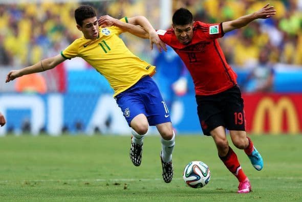 Oscar de Brasil impugna Oribe Peralta de México durante la Copa Mundial de la FIFA.