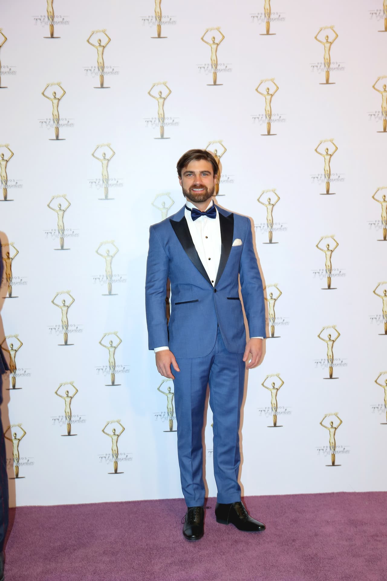 El argentino 
<b><a href="http://www.univision.com/temas/santiago-ramundo">Santiago Ramundo</a></b> vistió un smoking azul con detalles en negro. ¿Cuál de estos famosos lució mejor en la alfombra de los 
<b><a href="http://www.univision.com/novelas/premios-tv-y-novelas"><i>Premios TVyNovelas 2017</i></a></b>?