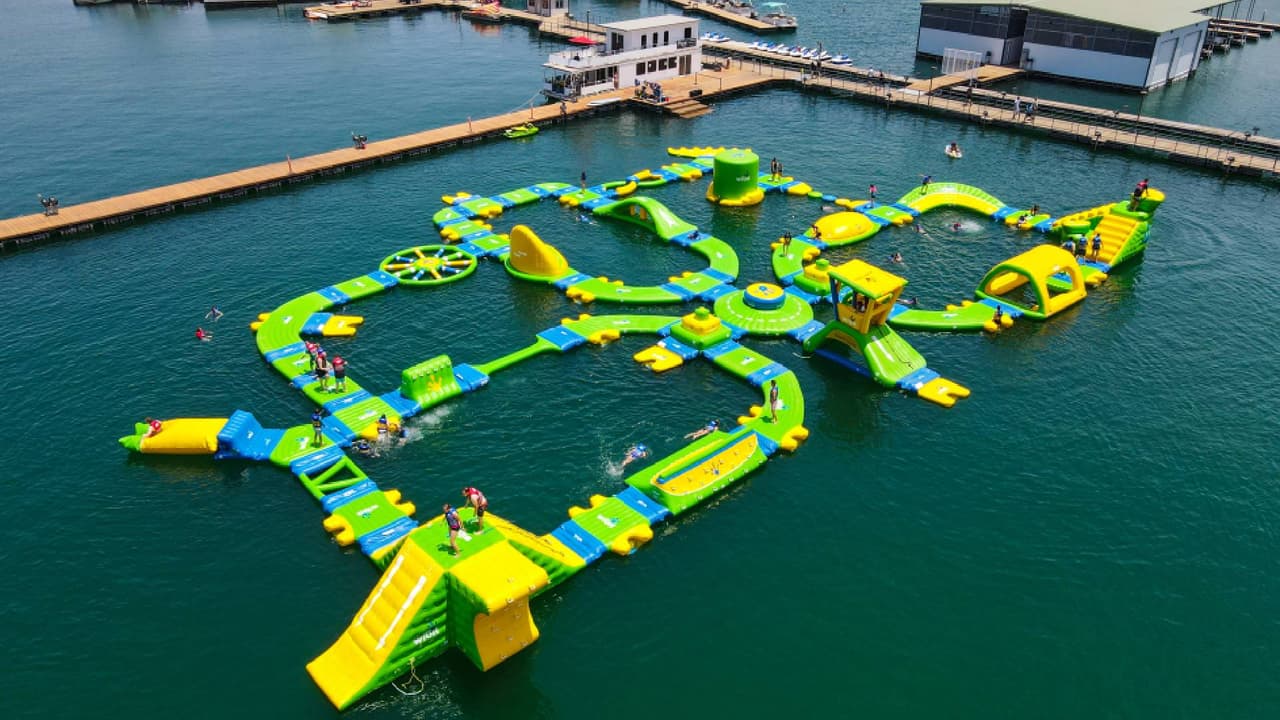 Paqua Park, una carrera de obstáculos inflable de 5,000 pies cuadrados, está disponible este año solamente durante el mes de septiembre.