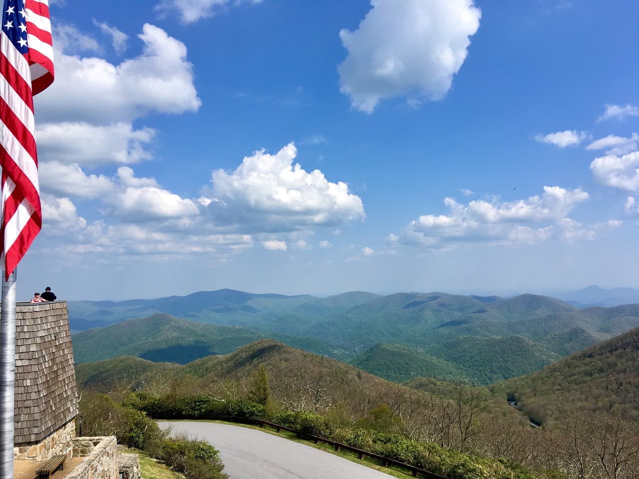 <b>BRASSTOWN BALD</b>. El Centro de Visitantes de Brasstown Bald se encuentra en la cima de la montaña más alta de Georgia a 4,784 pies sobre el nivel del mar. Rodeado por el Bosque Nacional Chattahoochee - Oconee, su plataforma de observación a nivel de las nubes ofrece impresionantes vistas de 360 grados de los valles y las montañas Apalaches del sur. En un día despejado, se pueden ver cuatro estados.