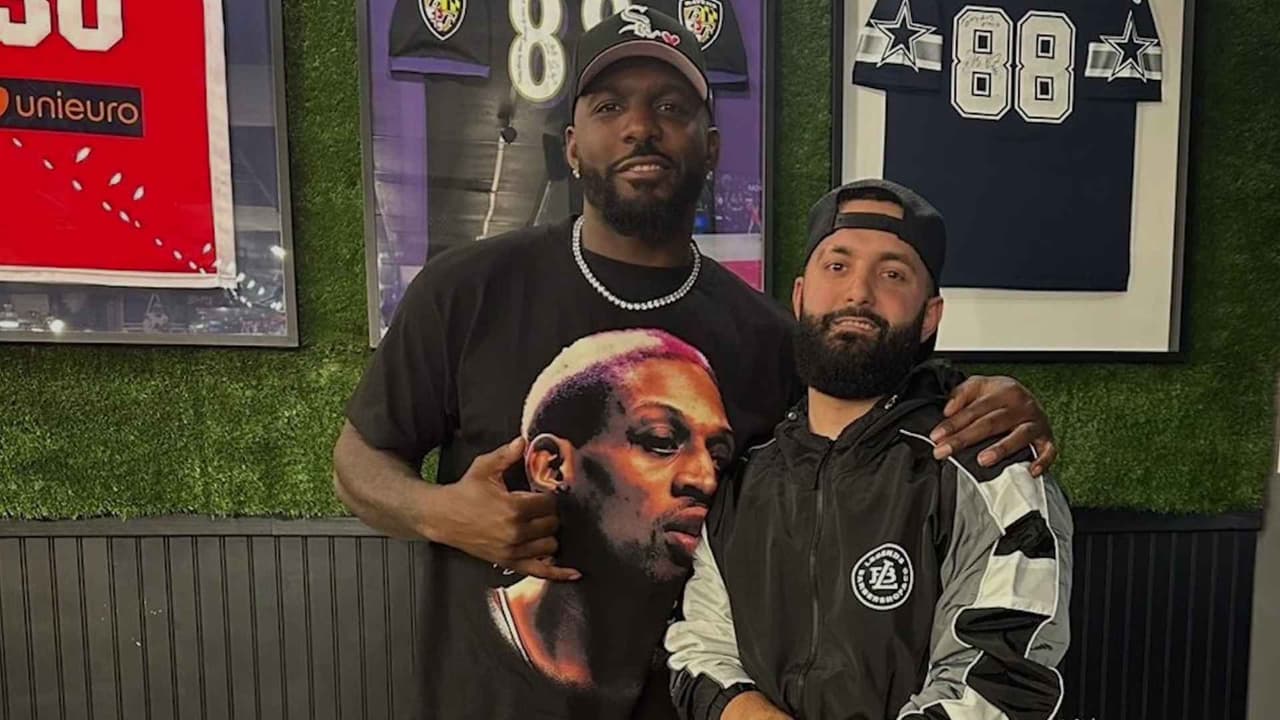 El barbero de Dallas que convirtió su silla en punto de encuentro de figuras del fútbol