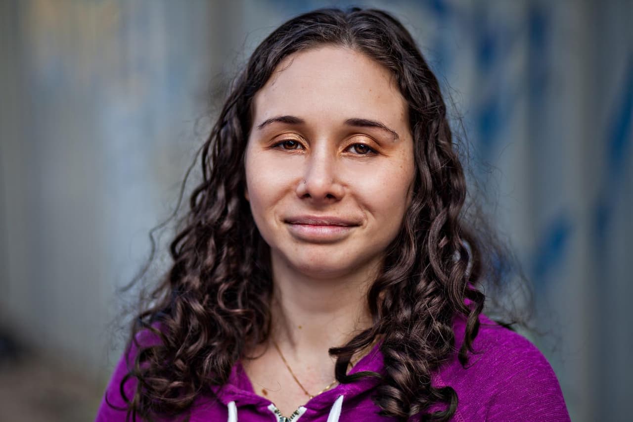 <b>Alisa Orber, comediante</b>: “Llega un punto donde simplemente hay absoluta desesperanza. Simplemente no hay nada. Lo que ocurre cuando me deprimo es que tengo esa sensación de desapego, como si no estuviera dentro de mi cuerpo. Como si viera mi vida por televisión, como si yo no estuviera ahí y me desprendo también por completo de los demás. Recuerdo decirle a alguien que no estaba saliendo porque estaba deprimida y me respondían que era una excusa, luego le dije a otra persona y alegaron que era porque no hacía ejercicio. Nadie te está escuchando y la gente te juzga por eso. No tienes ningún lugar al que ir y tienes tanto dolor que llega un punto en el que es abrumador. Cuando se indigna o te dice egoísta se trata de alguien que jamás ha sufrido una depresión clínica. Creo que usamos la palabra depresión con demasiada ligereza”.
<br>