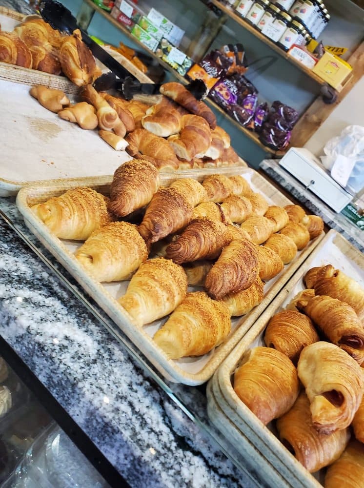 <b>Panadería Criolla </b>
<br>
<b>Dirección</b>: 2785 Cruse Rd. Lawrenceville, GA
<br>
<b>Teléfono</b>: (470) 268-5332
<br>
<b><a href="https://www.yelp.com/map/panaderia-criolla-lawrenceville">Cómo llegar</a></b>
<br>
<br>Es una panadería y café que ofrece productos de Argentina y Uruguay horneados a diarios, según Yelp.