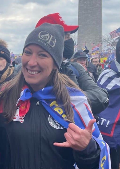 Babbitt asistió al llamado del presidente Donald Trump de viajar a Washington el día que el Congreso iba a certificar la victoria presidencial demócrata.