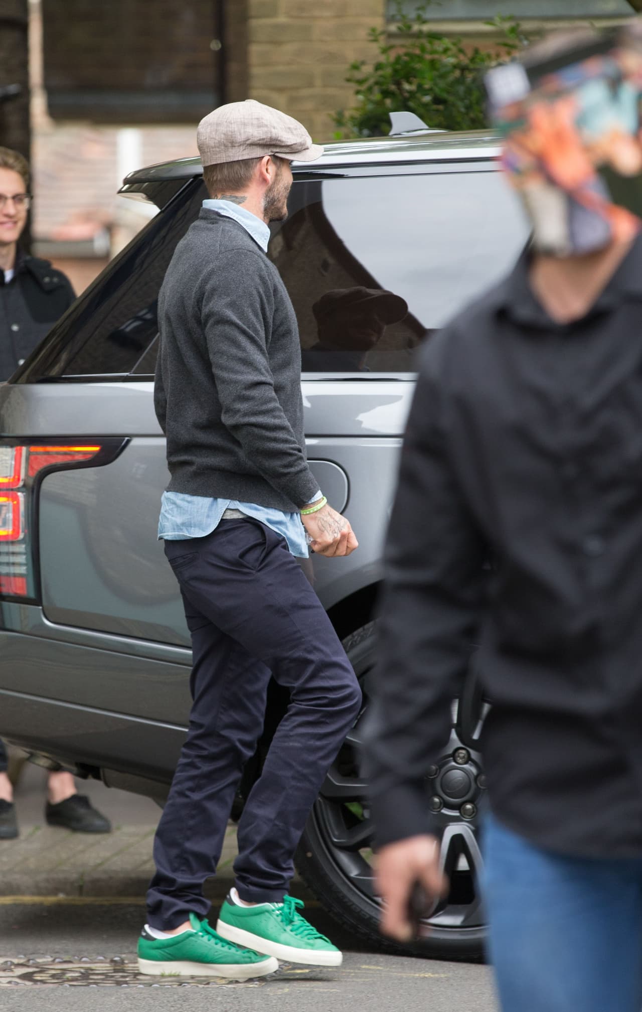 El look de David fue muy acertado, la camisa afuera del pantalón y una boina le dio el toque maestro.