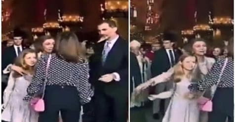 La reina Letizia trata de evitar que la foto se realice y en un momento, la princesa da un manotazo para apartar la mano de su abuela, que estaba sobre su hombro. El incidente se volvió viral y evidenció que las cosas no van bien entre las reinas.