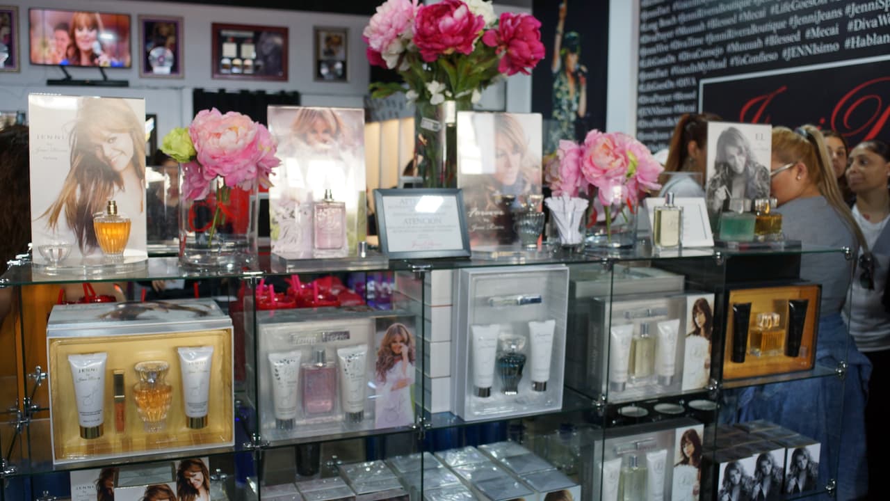 Chiquis, Rosie, Juan, Jacquie, Jenicka y Johnny Rivera celebran la apertura de 'Jenni Rivera Boutique' en Los Ángeles.