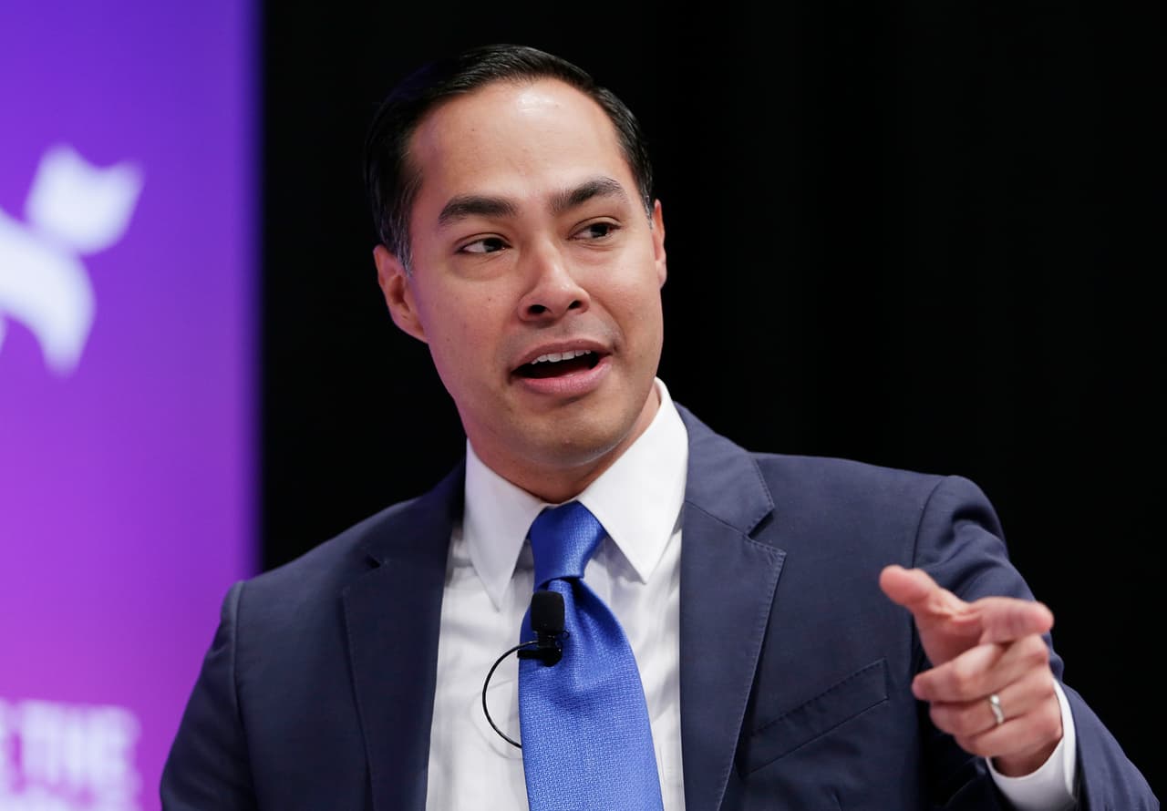 El candidato Julian Castro durante su participación.