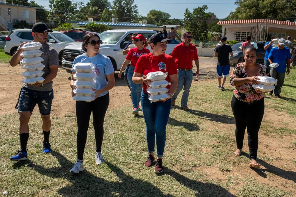 Los voluntarios llevan comida a las personas afectadas por el terremoto en Guánica, Puerto Rico el 11 de enero de 2020, luego de que un poderoso terremoto azotara la isla.