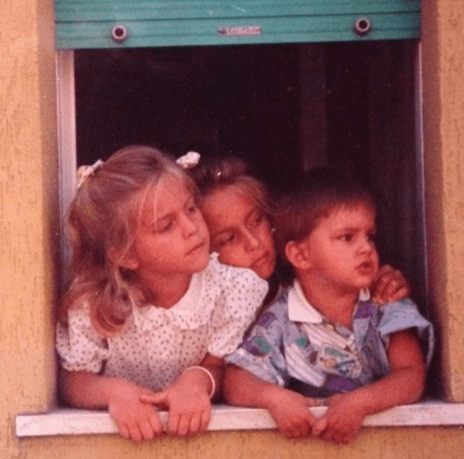 Tiene dos hermanos llamados Luca y Linn.