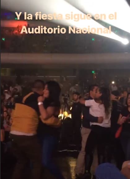 El Auditorio Nacional se convirtió en una pista de baile y el público buscó cualquier pasillo o escalón para bailar a ritmo de las canciones 'moviditas' de Calibre 50.