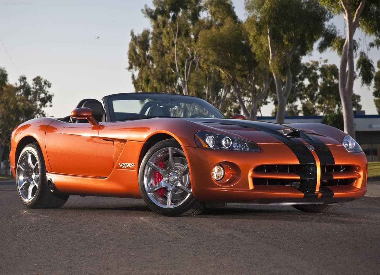 La cuarta generación del Dodge Viper también contó con una versión convertible. El Dodge Viper tomó un par de años sabáticos después de 201o para sorprender al mundo regresando con un diseño totalmente nuevo a mediados de 2012 como modelo 2013.