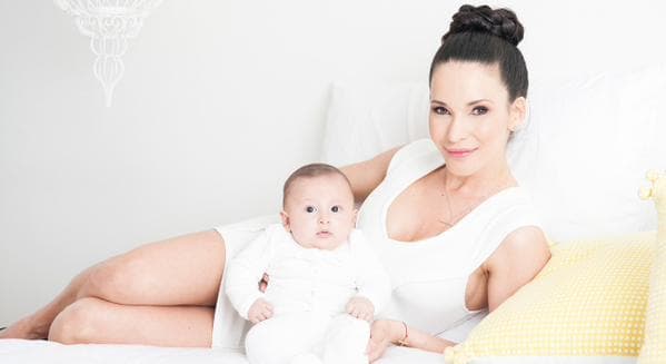 La pareja deja atrás un pequeño de un año de edad.