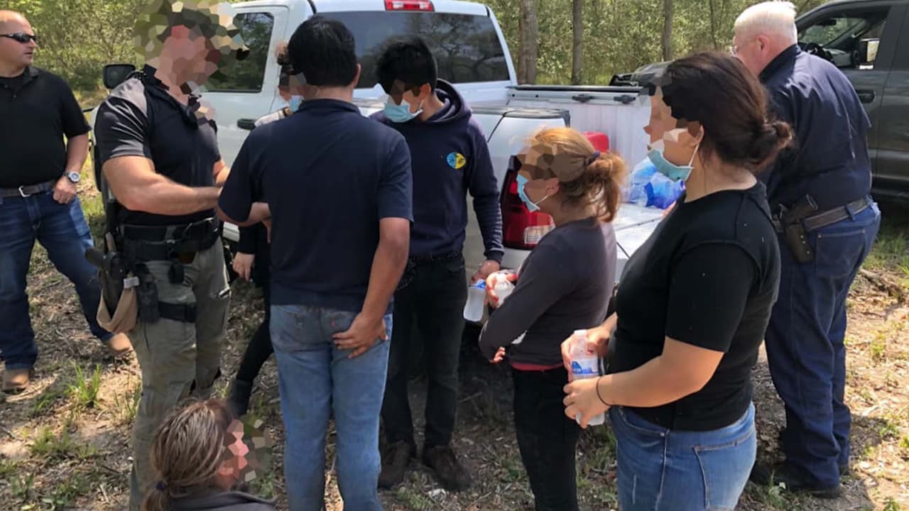 Agregó que desde la noche anterior viajaron en el tráiler y nos les habían dado agua ni provisiones. Hasta el viernes por la tarde, se había detenido 65 personas incluyendo al conductor del tráiler.