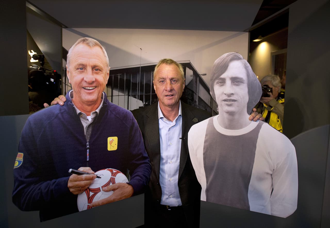 La muerte de Johan Cruyff no solo deja un vacío para su familia y amigos, el mundo del fútbol ha perdido a uno de sus genios no solo con el balón sino también con la palabra y aquí te presentamos sus mejores frases.