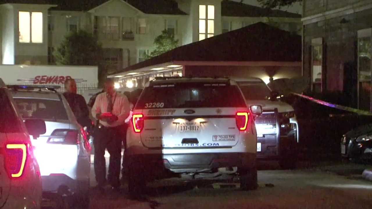 A llegar al lugar de los hechos hallaron a una mujer en el piso de su departamento que había recibido varios impactos de bala.