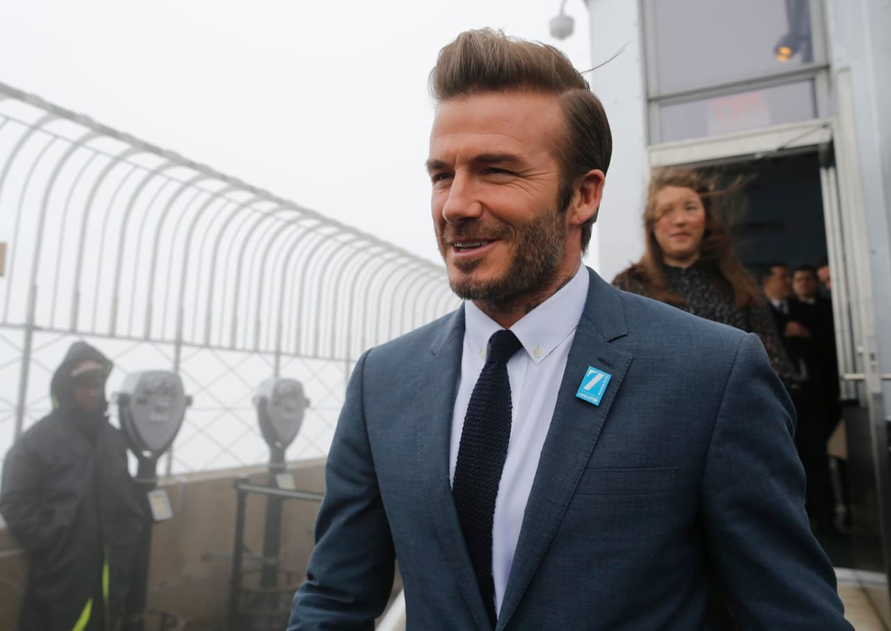 El padre del jugador jamás estuvo a favor de la relación entre su hijo y Victoria. Además, Edward Beckham también publicó un libro biográfico de David sin su autorización, donde plasmó varias intimidades del futbolista así como fuertes críticas hacia el matrimonio de su retoño lo que terminó por distanciarlos.