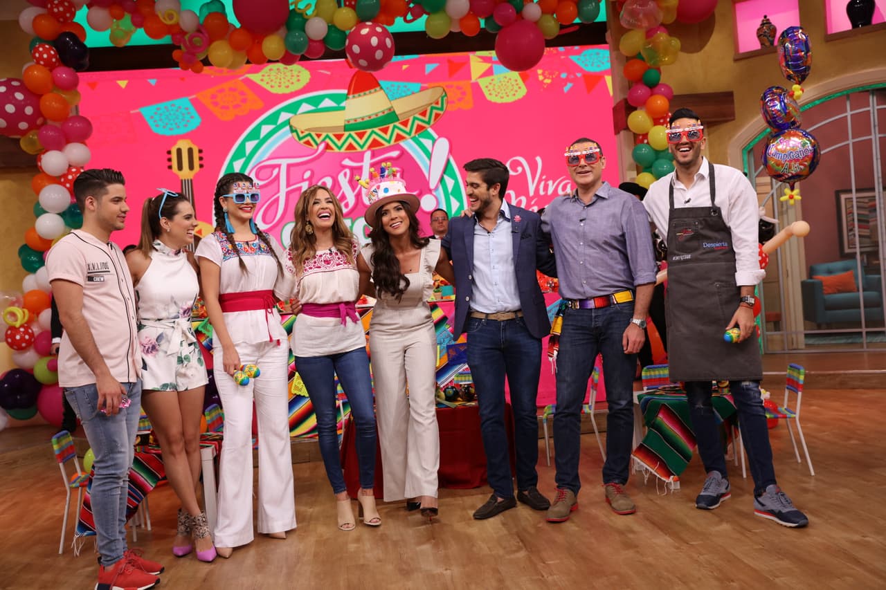 Francisca recibió muchos abrazos y felicitaciones de todos sus compañeros en la casita de Despierta América.