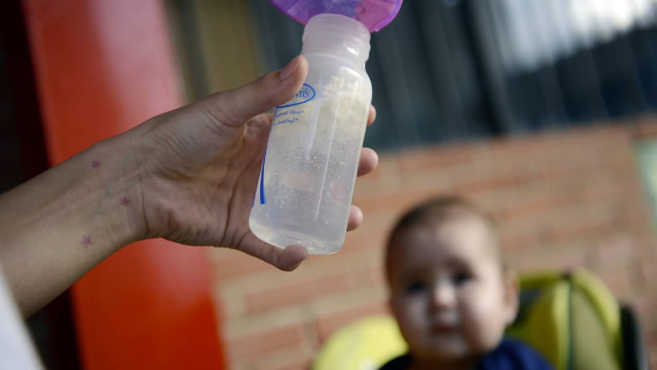 Autoridades de Arizona alertan sobre el retiro de varios lotes de fórmulas de leche