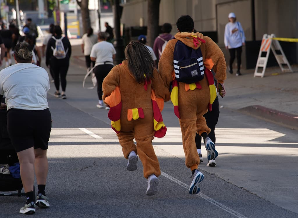 The Midnight Mission continuará proporcionando servicios durante la temporada de Acción de Gracias y más allá. La organización planea utilizar los fondos recaudados para expandir sus programas en los próximos meses.