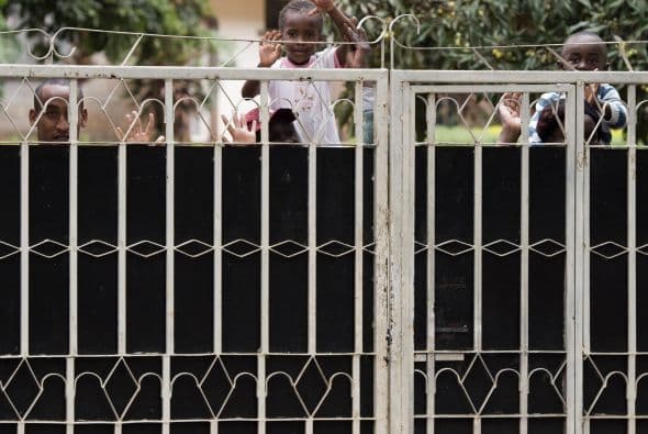 La gente que trata de mirar la caravana del presidente estadounidense.