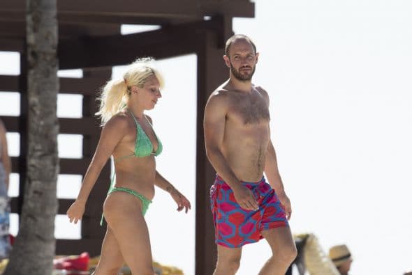 Pero a ella y a su chico nada los detuvo, pues se divirtieron en grande tomando el sol.