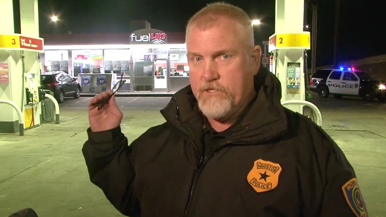 “Por algún motivo las víctimas quedaron en medio de los dos coches, en una camioneta blanca que al parecer era una GMC que tenía flechas en las luces, iban un hombre y una mujer hispanos y de ahí salieron los disparos ”, indicó el vocero de la policía.