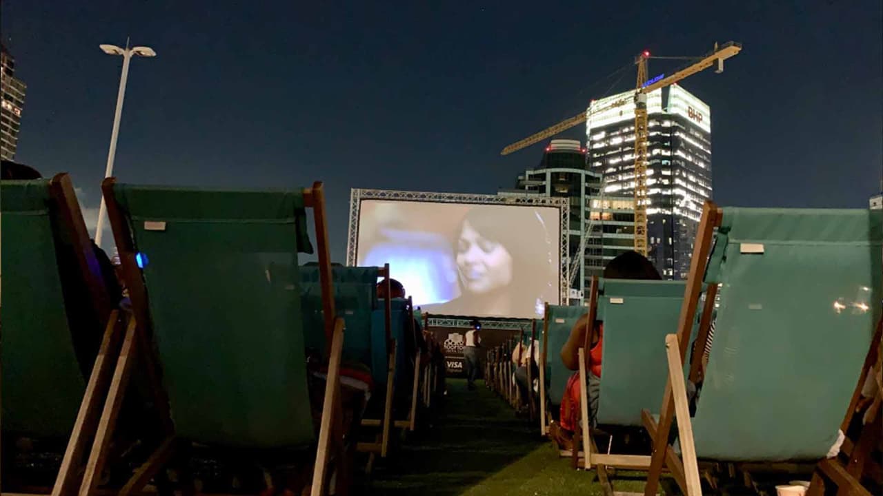 La pantalla gigante está instalada en lo alto de un edificio de Houston en el área de la Galleria.