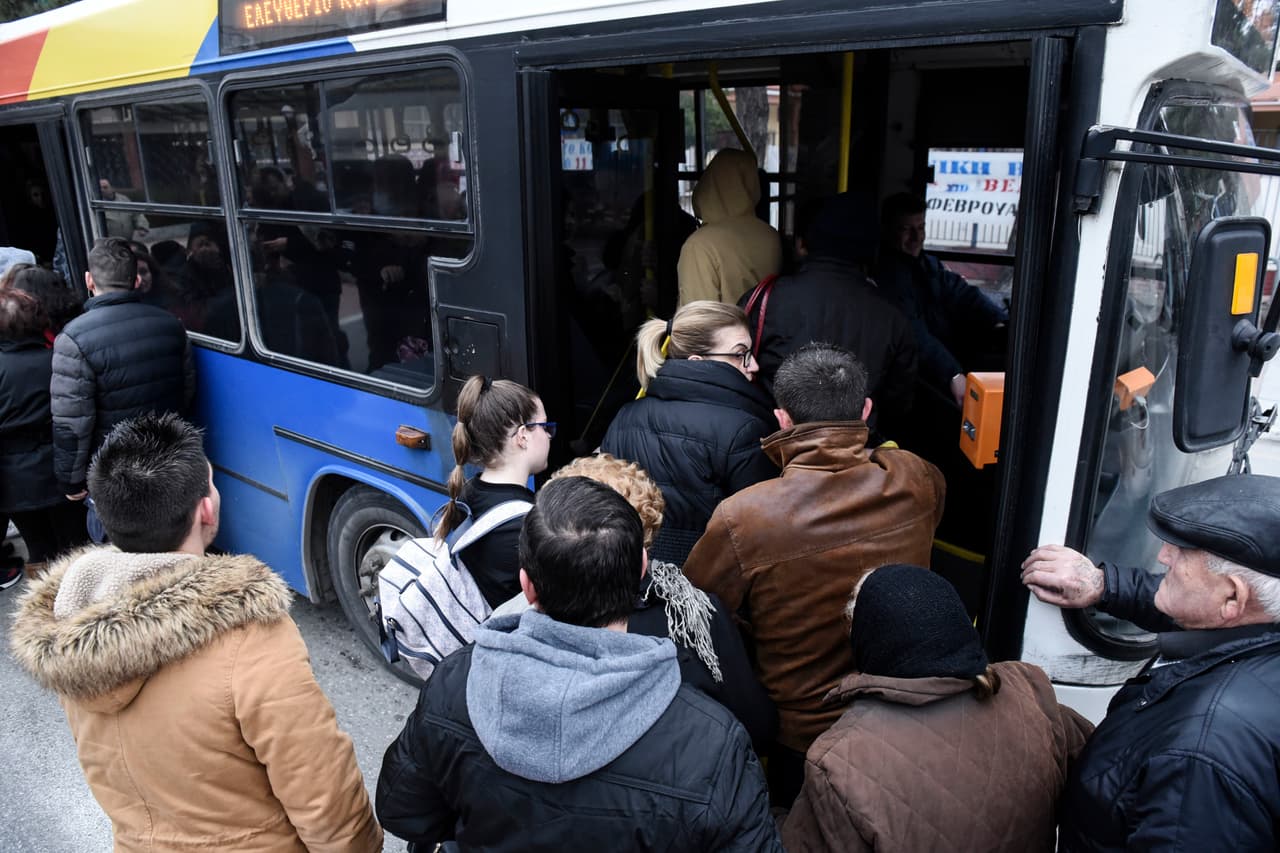 La zona parecía desierta este domingo luego de las evacuaciones que se realizaron en autos particulares y autobuses. Se cree que el operativo finalizará este domingo.