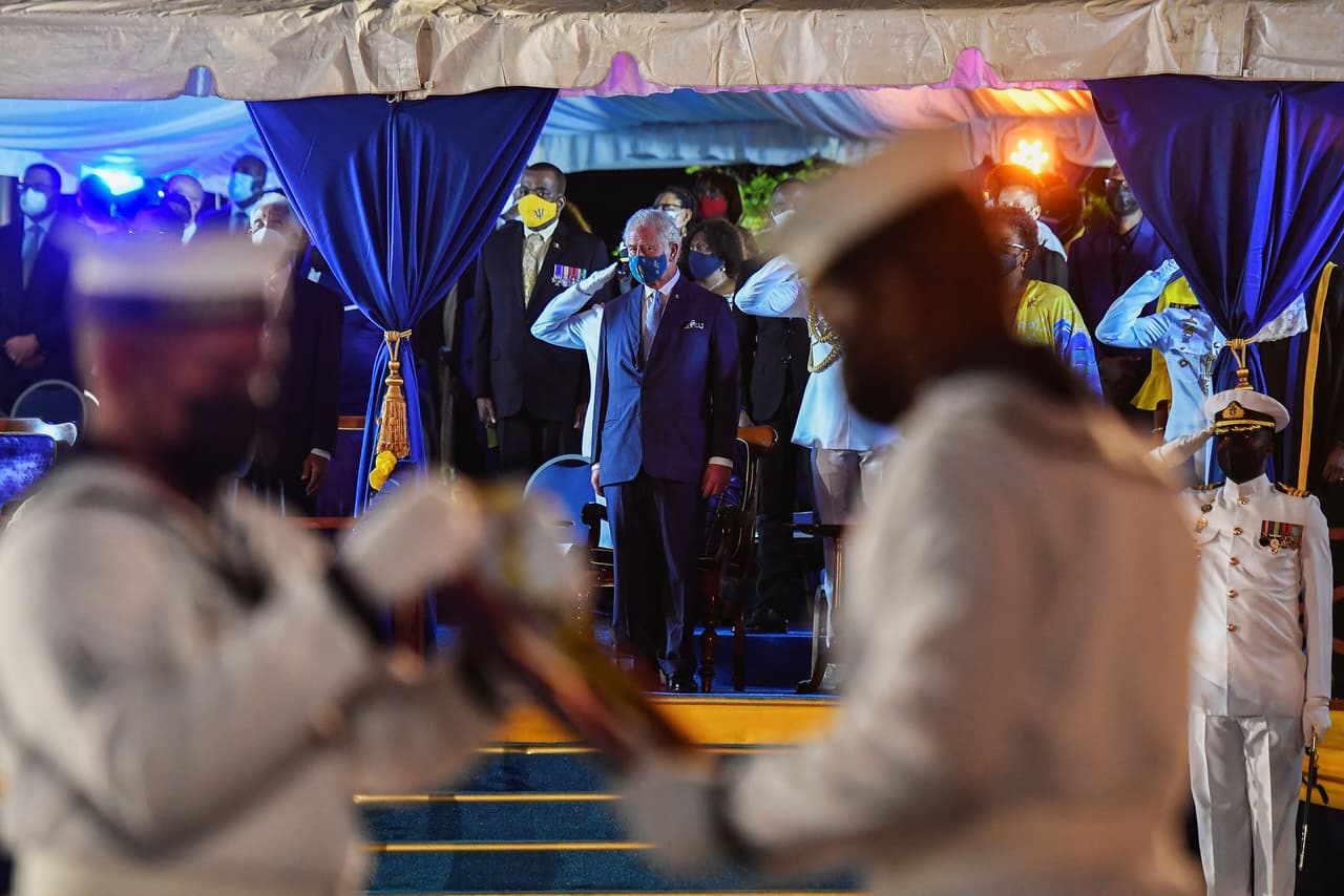 En las últimas décadas Barbados aumentó el distanciamiento de su pasado colonial. En 2005 abandonó el Privy Council con sede en Londres y eligió al Tribunal de Justicia del Caribe con sede en Trinidad como su último tribunal de apelación. 
<br>
<br>Luego, en 2008, propuso un referéndum sobre el tema de convertirse en república, pero fue postergado indefinidamente. En la fotografía el príncipe Carlos durante la ceremonia.