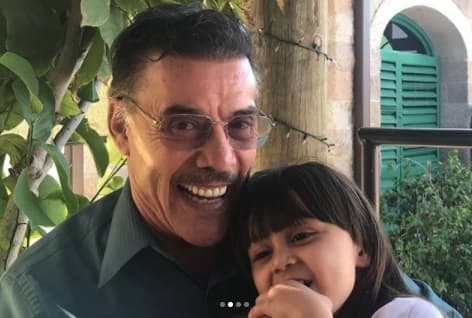 Esta es una imagen de hace varios años, en donde aparecen don Pedro y su nieta consentida.