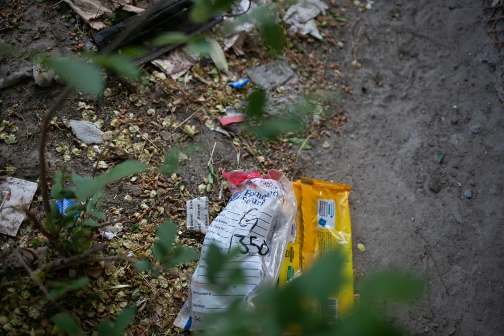 Una bolsa plástica que en algún momento tuvo adentro las pocas pertenencias que le cupieron a algún migrante devuelto bajo Título 42. Tiene la insignia del Departamento de Seguridad Nacional de Estados Unidos y está arrumada en una calle de Juárez. Es lo único con lo que regresan a México. A diferencia de quienes fueron devueltos desde 2019 bajo los Protocolos de Protección de Migrantes (MPP), 
<b>quienes son expulsados bajo Título 42 de Estados Unidos no reciben una planilla con la fecha en la que podrían comparecer ante un juez de inmigración</b> para exponerle su caso. Eso hace la espera más desgastante, pues los migrantes no tienen idea de si las puertas de ese país se abrirán en algún momento para que ellos puedan solicitar asilo.