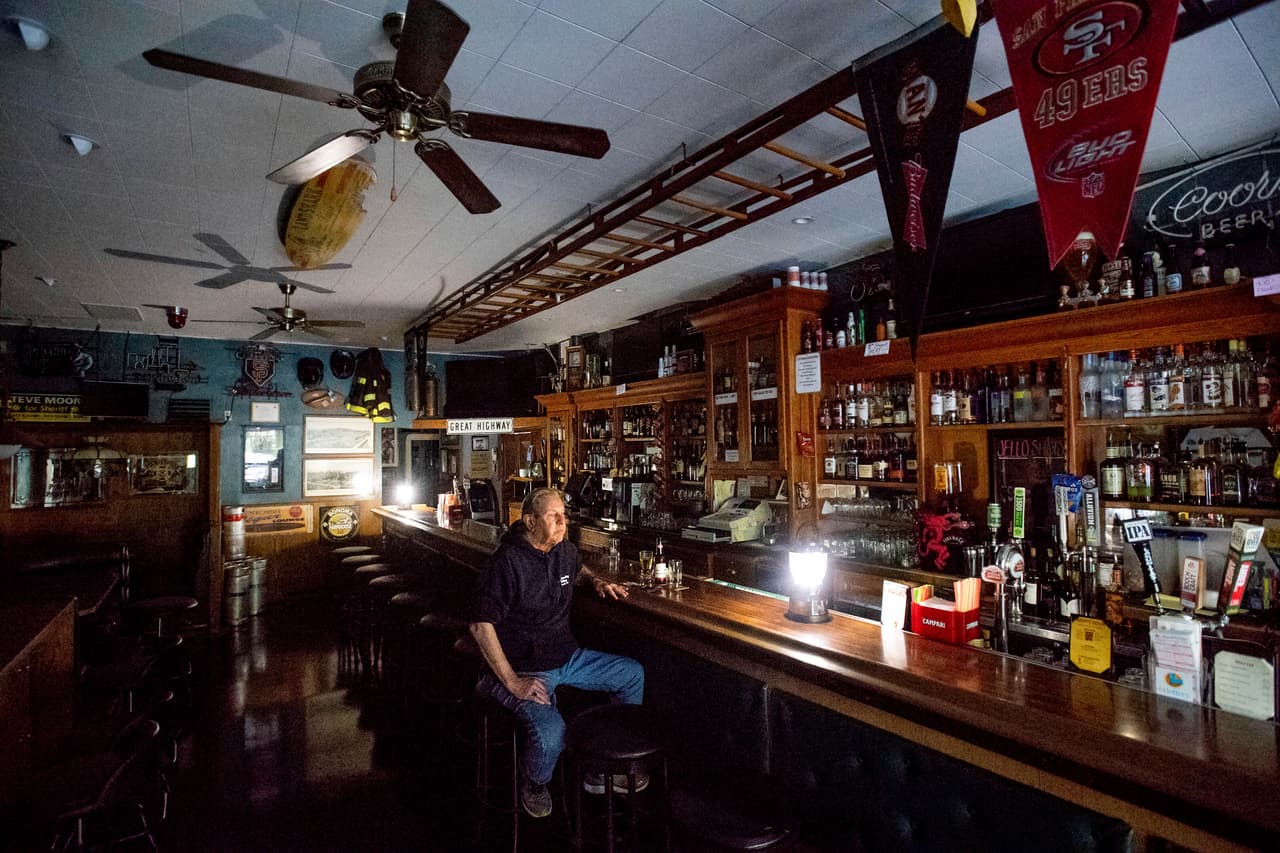La falta de luz en muchos establecimientos no le impidió a Joseph Pokorski tomarse una cerveza en el bar The Town Square, en el centro de Sonoma. En éste y 33 condados más, 
<a href="http://uni.vi/odAp101V8JN" target="_blank">un total de 800,000 clientes</a> se verán afectados por los apagones.