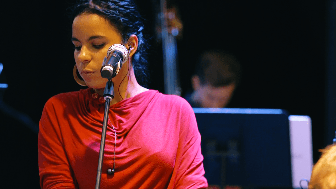 Danay Suárez busca traer "valores morales que son necesarios en la sociedad y en la música"
