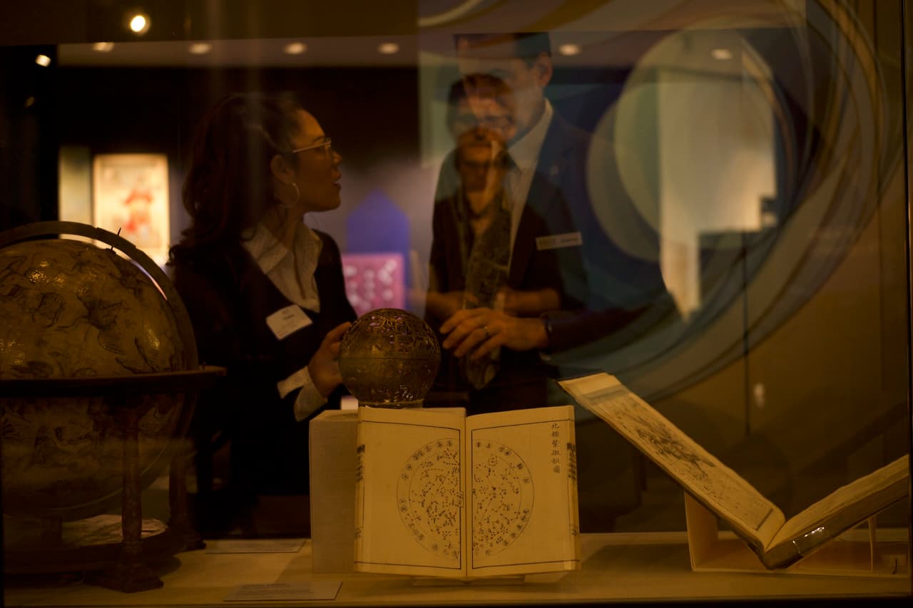 Unos de los artefactos más importantes para ver el cielo, son los localizadores de estrellas, un instrumento que se ha usado a lo largo de la historia. Algunos de los más antiguos pueden ser vinculados a civilizaciones de hace milenios.