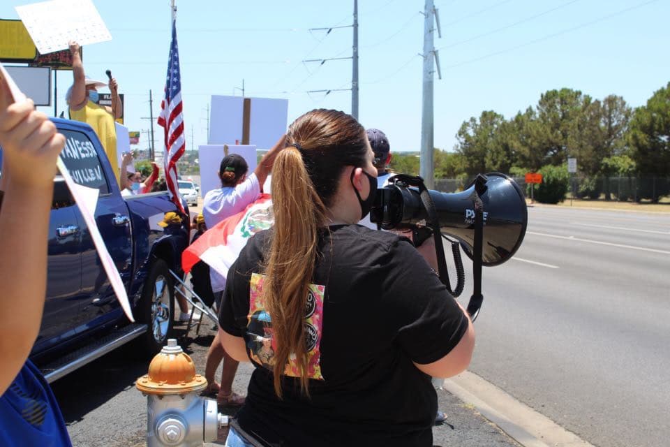 Alrededor de 40 vehículos se dieron cita para salir hacia la base militar de Fort Hood. 
<br>