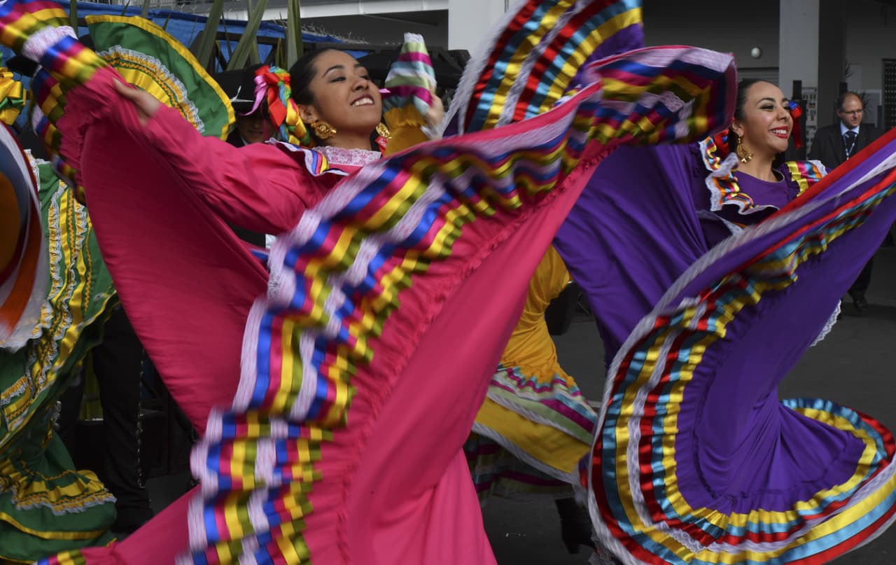 Los bailes típicos también le dieron más ánimo al ambiente en el aitódromo Hermanos Rodríguez. Las mujeres con vestidos tradicionales exaltaron el espíritu local.