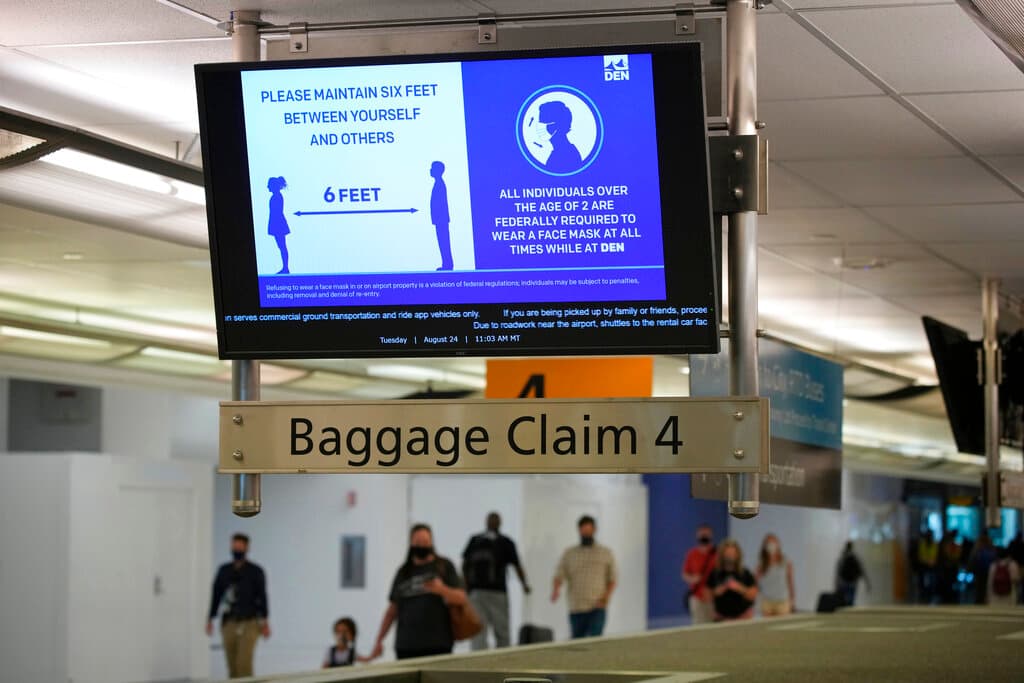 <b>Al llegar a EEUU</b>
<br>
<br>Los oficiales de cuarentena de los Centros para el Control y la Prevención de Enfermedades inspeccionarán a los pasajeros después de su llegada a EEUU para verificar el cumplimiento, según un funcionario de la administración. Las aerolíneas que no hagan cumplir los requisitos podrían estar sujetas a multas de hasta casi $ 35,000 por infracción.
<br>