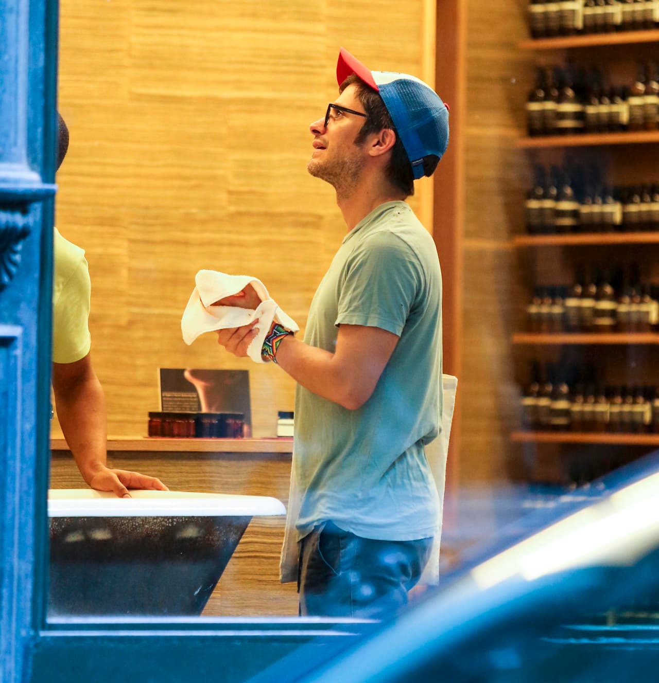 Se lavó las manos muy bien, las secó y siguió viendo el "menú" de la tienda.