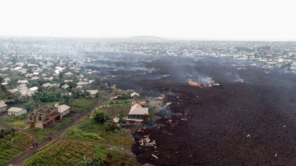 De acuerdo con las autoridades,
<b>al menos 31 personas murieron cuando el volcán Nyiragongo</b> envió un muro de lava que se extendió hacia la ciudad de Goma destruyendo 3,000 casas en el camino y cortando una carretera principal utilizada para llevar ayuda a la región devastada por los conflictos.
