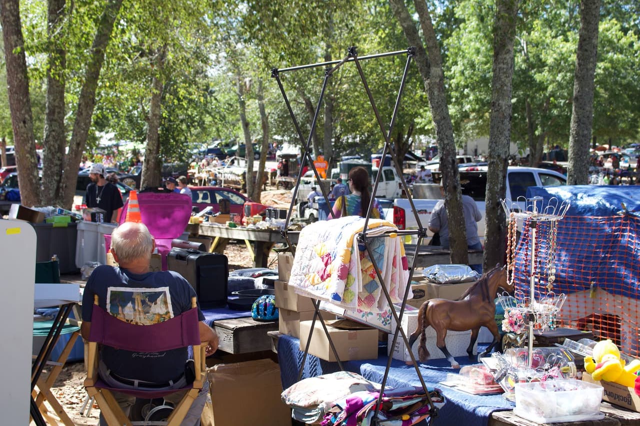 <b><a href="https://www.facebook.com/JandJfleamarket/" target="_blank">J&J Flea Market (11661 Commerce Rd, Athens)</a></b>. Sus promotores dicen que se trata de 182 acres de diversión familiar, compras y entretenimiento ubicado a cuatro millas del centro de Athens. Abre todos los sábados y domingos de 8 am a 5 pm.