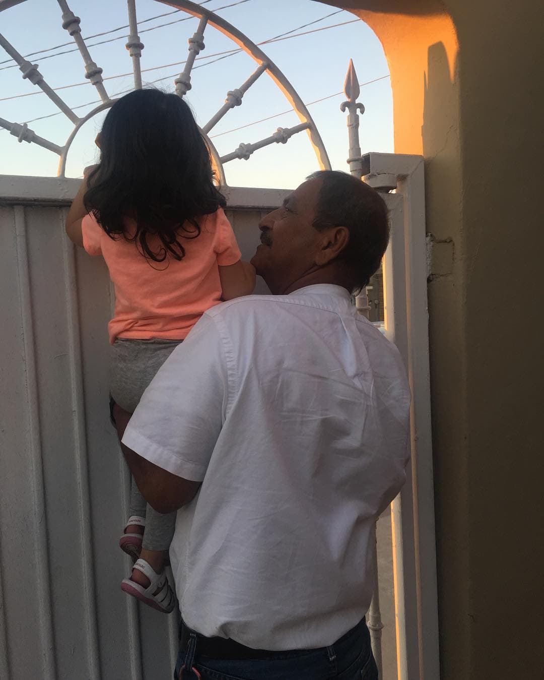 En el cumpleaños de Giulietta, don Juan no pudo viajar, pero le mandó a su hija un sabroso regalo: las salsas picantes que le encantan.