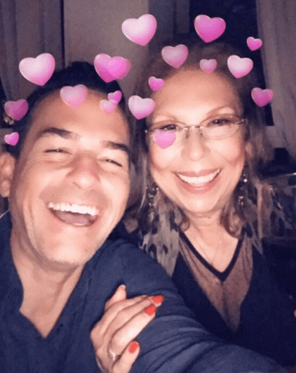 Carlos Calderón: "¡Feliz día de las madres a mi mami querida!".