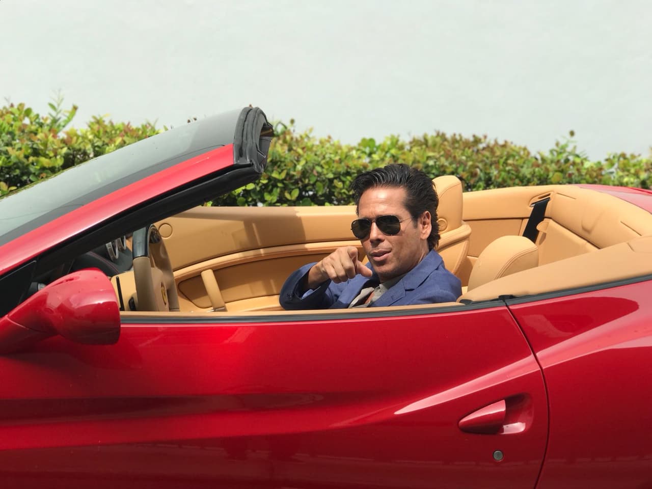 El actor y empresario mexicano llegó muy puntual conduciendo un espectacular Ferrari rojo.