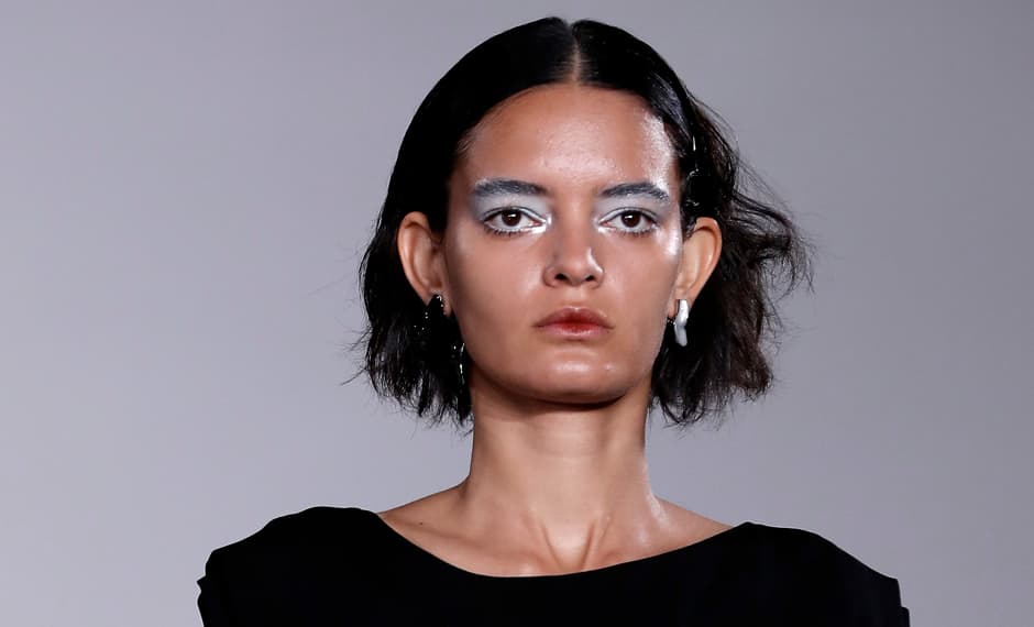 Las modelos del desfile de 
<a href="http://www.londonfashionweek.co.uk/designers_profile.aspx?DesignerID=2395">Toga</a> lucieron dos maquillajes de ojos distintos. Unos párpados se colorearon con un tono malva y otros en azul cielo. 
<a href="http://www.narscosmetics.com/USA/narsissist-artist-picks/artist-list03.html">Sada Ito</a>, maquillista de 
<a href="http://www.narscosmetics.com/">Nars</a> estuvo a cargo de crear el look, en donde para crear esa propuesta en la mirada se inspiró en los accesorios del desfile y los elementos de agua presentes en el show. Además dio un efecto mojado y marmoleado a los párpados que coordinaba con las joyas.
<br>