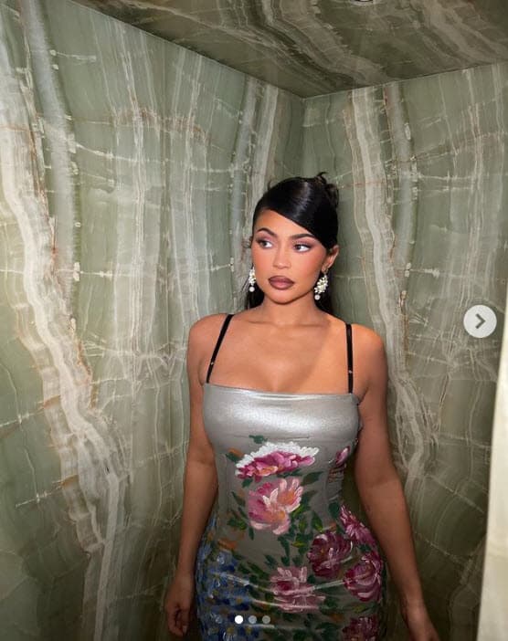 El 'outfit' lo complementó con aretes gruesos y colgantes y una cola de caballo alta. 
<br>