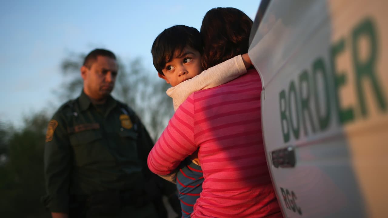 Llegan a California tres menores salvadoreños del programa de refugiados