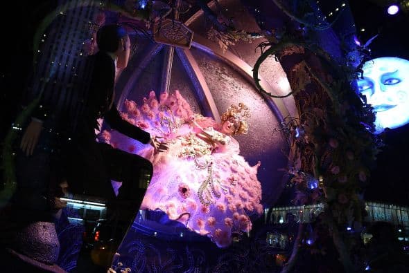 Las vitrinas navideñas de Saks FithAvenue están listas para ser admiradas por millones de visitantes. Con atuendos y accesorios lujosos que suman miles de dólares, las vitrinas se han convertido en un ícono de Nueva York. Mark Briggs, Jefe de Marketing y creativo para Saks Fifth Avenue, dijo en un comunicado que este año se han incorporado elementos nuevos , por lo que es una experiencia como ninguna otra ... una experiencia para recordar."