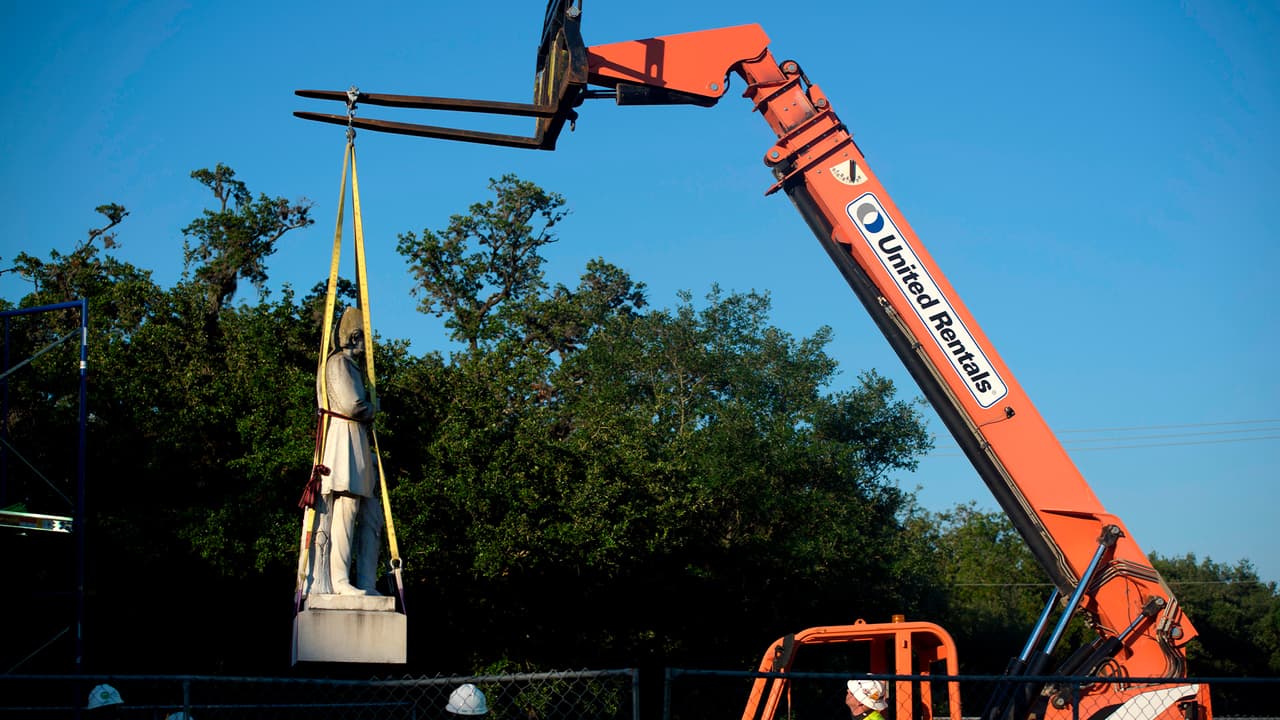 En Houston, la estatua de
<a href="https://www.univision.com/local/houston-kxln/vandalizan-de-nuevo-la-estatua-de-cristobal-colon-en-el-parque-bell-de-houston-video">Cristóbal Colón</a> en el parque Bell ha sido vandalizada tres veces en una semana.