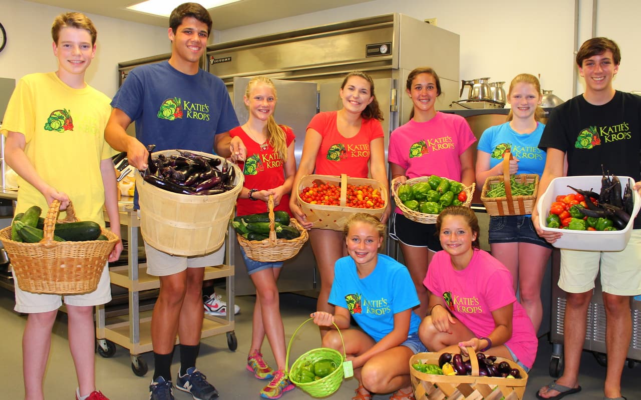 A los 9 años, 
<b>Katie Stagliano</b> cosechó una col que llegó a pesar 40 libras y 
<a href="http://http://www.katieskrops.com" target="_blank">la donó a un comedor donde alimentó a 275 personas</a>. Así nació Katies Krops, que 
<b>auspicia 83 huertos y que alimentan a miles de personas.</b> 
<b>Cada uno de los huertos es mantenido por niños voluntarios.</b> Esta chica de 17 años de Carolina del Sur, elegida como una de las 
<a href="http://https://30under30.universityofcalifornia.edu/winners/katie-stagliano/" target="_blank">‘30 under 30’ de la Iniciativa Global de Alimentos de la UC</a>, está luchando por acabar con el hambre en EE. UU.